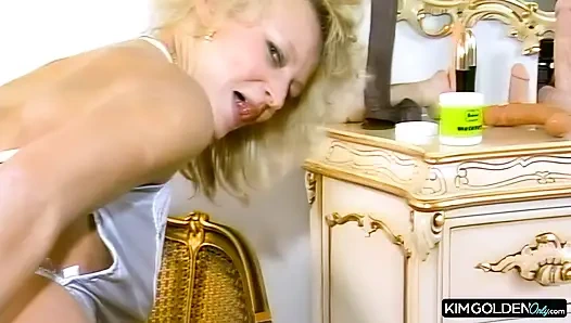 Blonde Verfuehrerin mit gigantischen Dildos