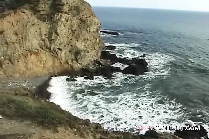Две чернокожие девушки в горячем экшене на пляже