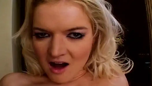 Cewek imut dientot anal saat seks threesome intens