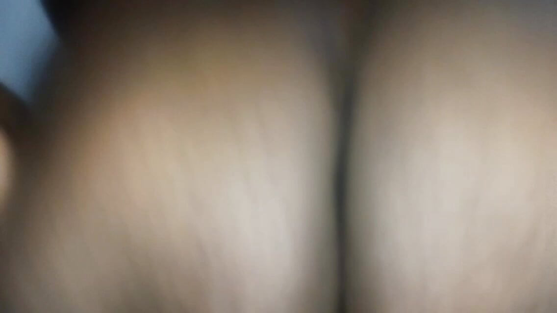 Je baise ma belle-mère la nuit sur le lit avec des seins laiteux