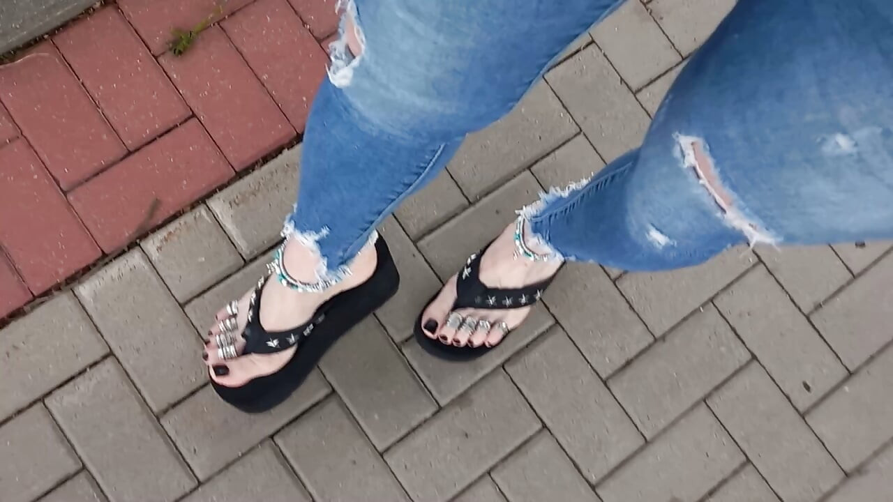 Sexy feet in black platforms, toe rings & anklets + ripped jeans