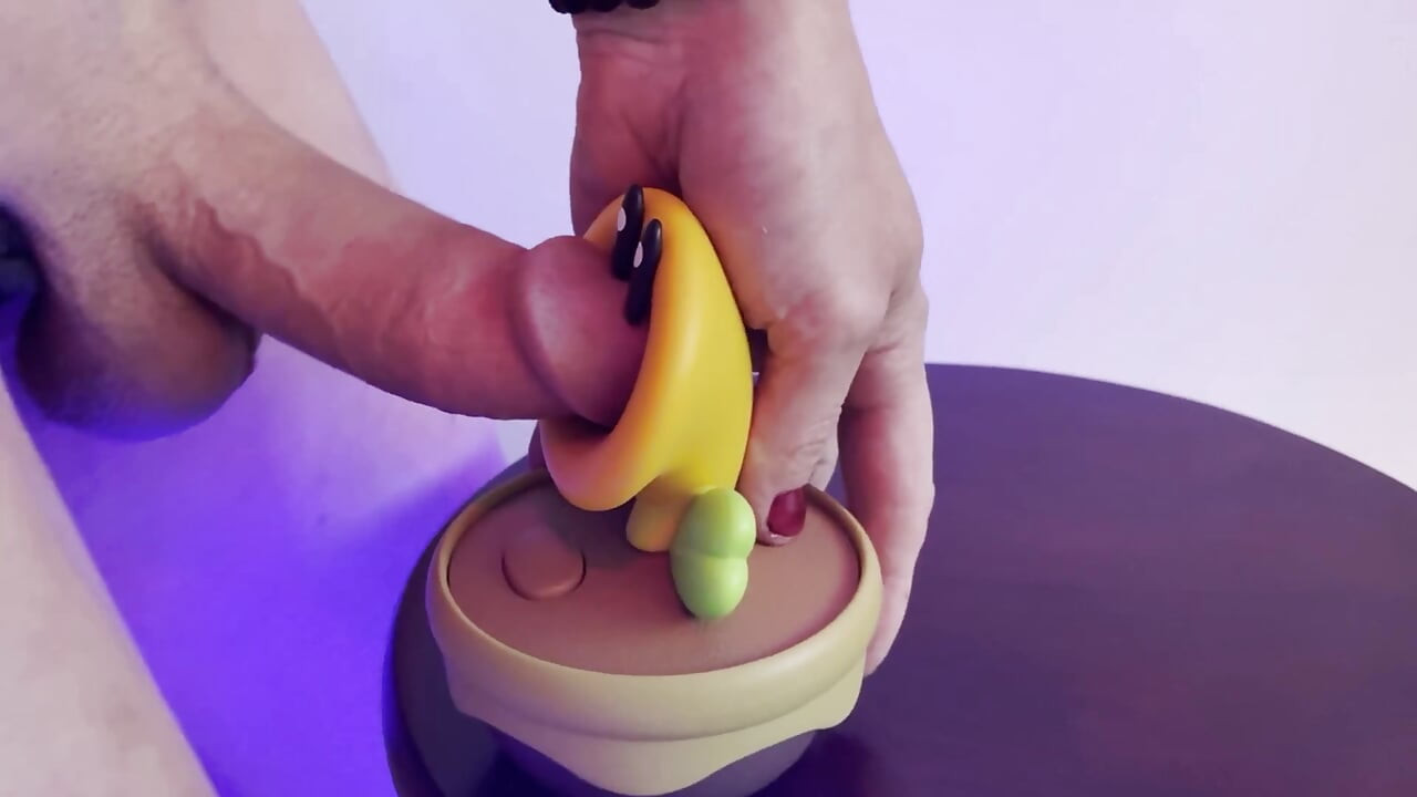 Heißer klebstoff bedeckende spielzeugfigur mit sperma