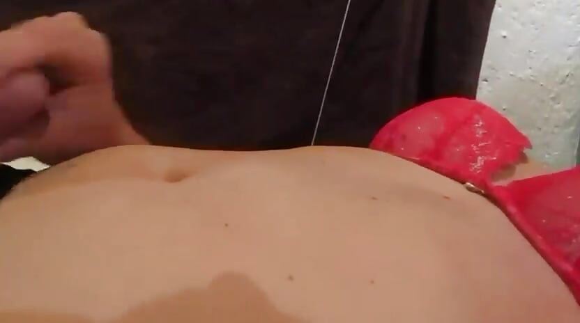 fata sissy devine foarte excitată masturbându-se pe cameră POV