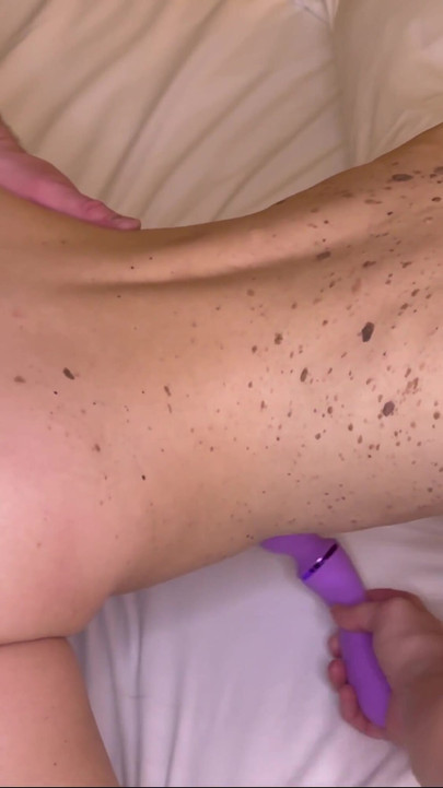 لحظة مهمة من "جبهة مورو ناضجة ساخنة مع كس مشعر للغاية ومؤخرة هزهزة تنيك بقوة"