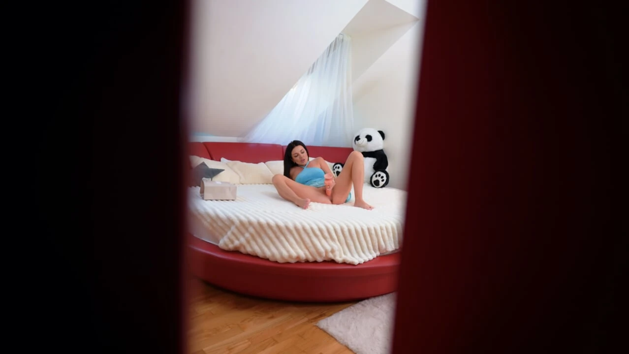 의붓아빠가 그녀를 엿보는 배다른 여동생 그 후, 그녀는 그를 열심히 따먹어