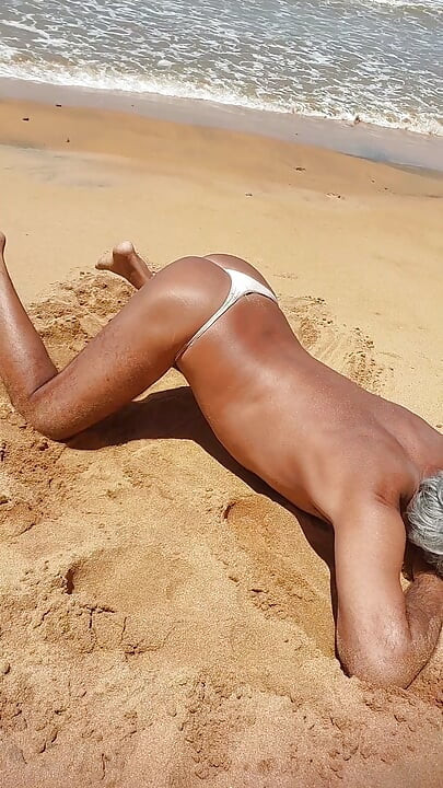 Ladysilva di pantai memakai celana dalam sambil menjemur pantat seksi-nya