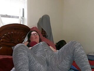 Une grosse MILF squirte dans un legging sur une position accroupie trempée