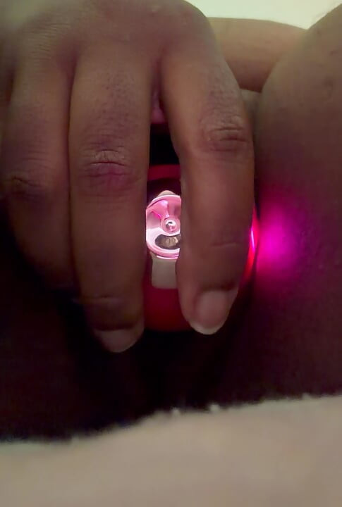 Une jeune black sexy utilise des vibromasseurs