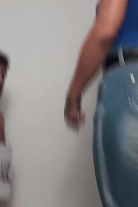 Klatschen, während er kniet