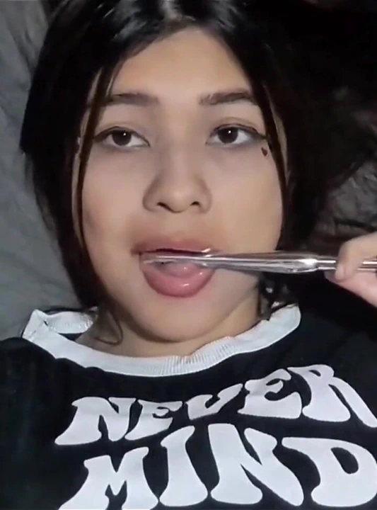 和我丰满的继妹分享酒店房间