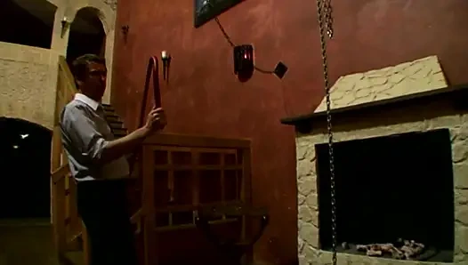 Gefesselte Blondine Unterwirft Sich Intensiven BDSM-bondagespielen