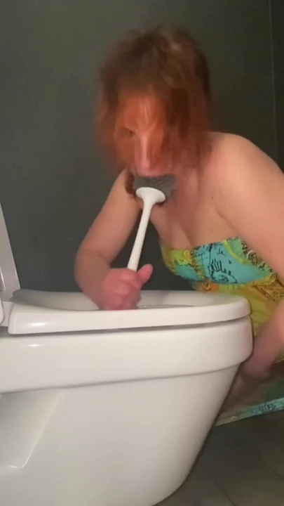 Moment envoûtant avec « Léchage de toilettes publiques à l’hôtel et jeu avec une brosse de toilette »