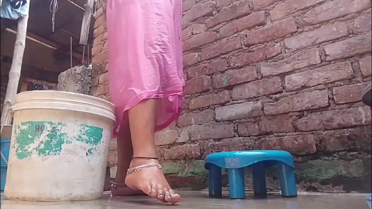Gorgeous Desi Bhabhi taking a bath in the bathroom and cleaning her hair on her private part is a brand new video. Hot Indian Girl Shower & Shaving Videos