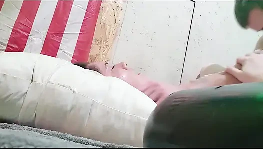 Cewek semok ini lagi asik nyepong kontol besar