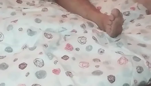 Kocam uzaktayken beni banyoda sikmesine izin verdim.