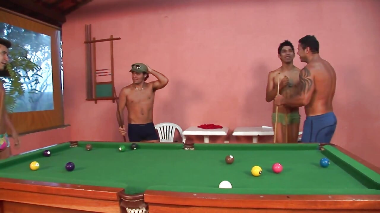 Videoclip exclusiv Fără prezervativ: sex în grup intens cu bărbați musculoși sexy și incitantă