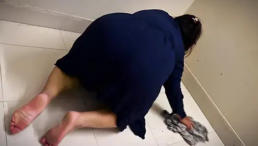 Külotsuz büyük göt ateşli Arap üvey anne yatağın altında sıkıştı