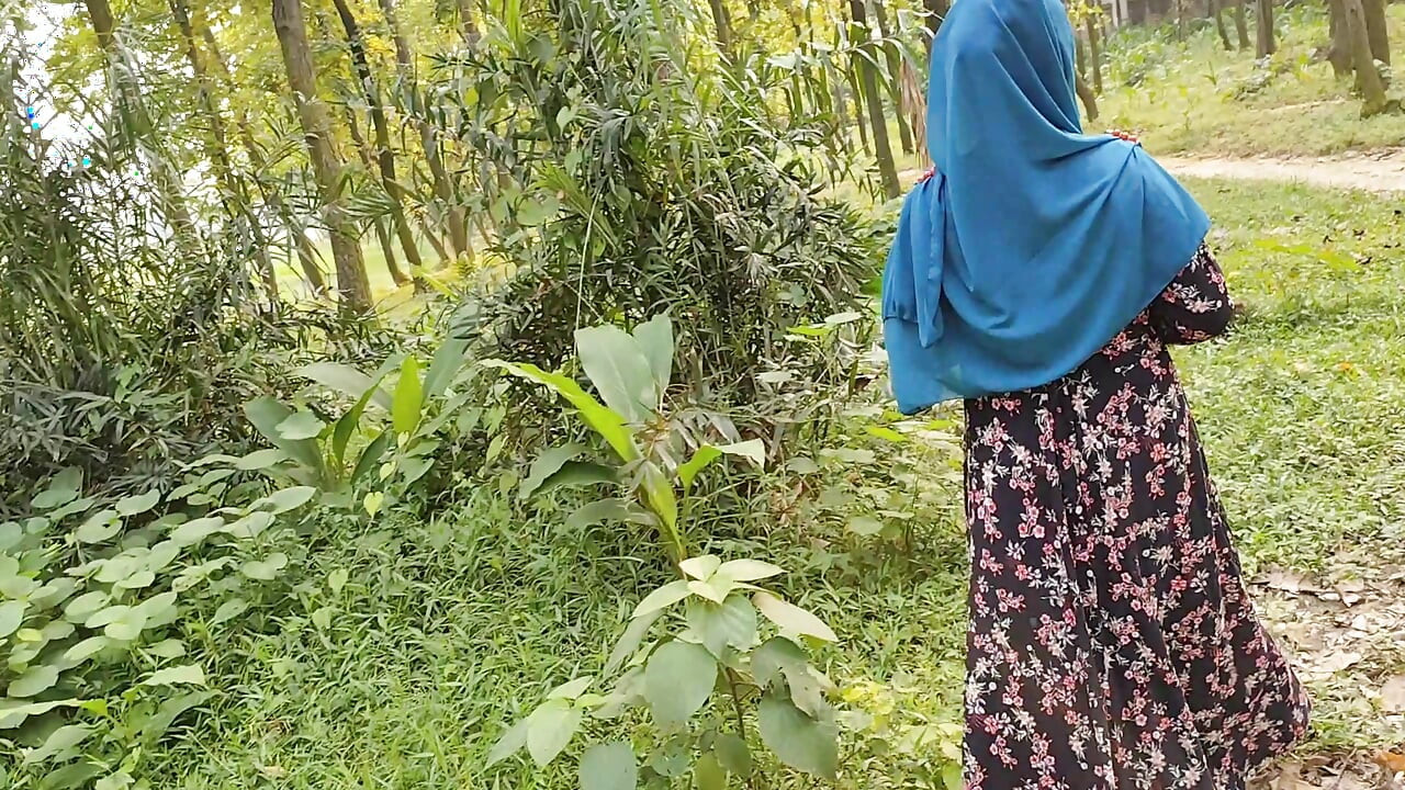 Outdoor sex. While walking in the jungle, he took an Indian Bengali beautiful girl home and fucked her hard. Video Part-01