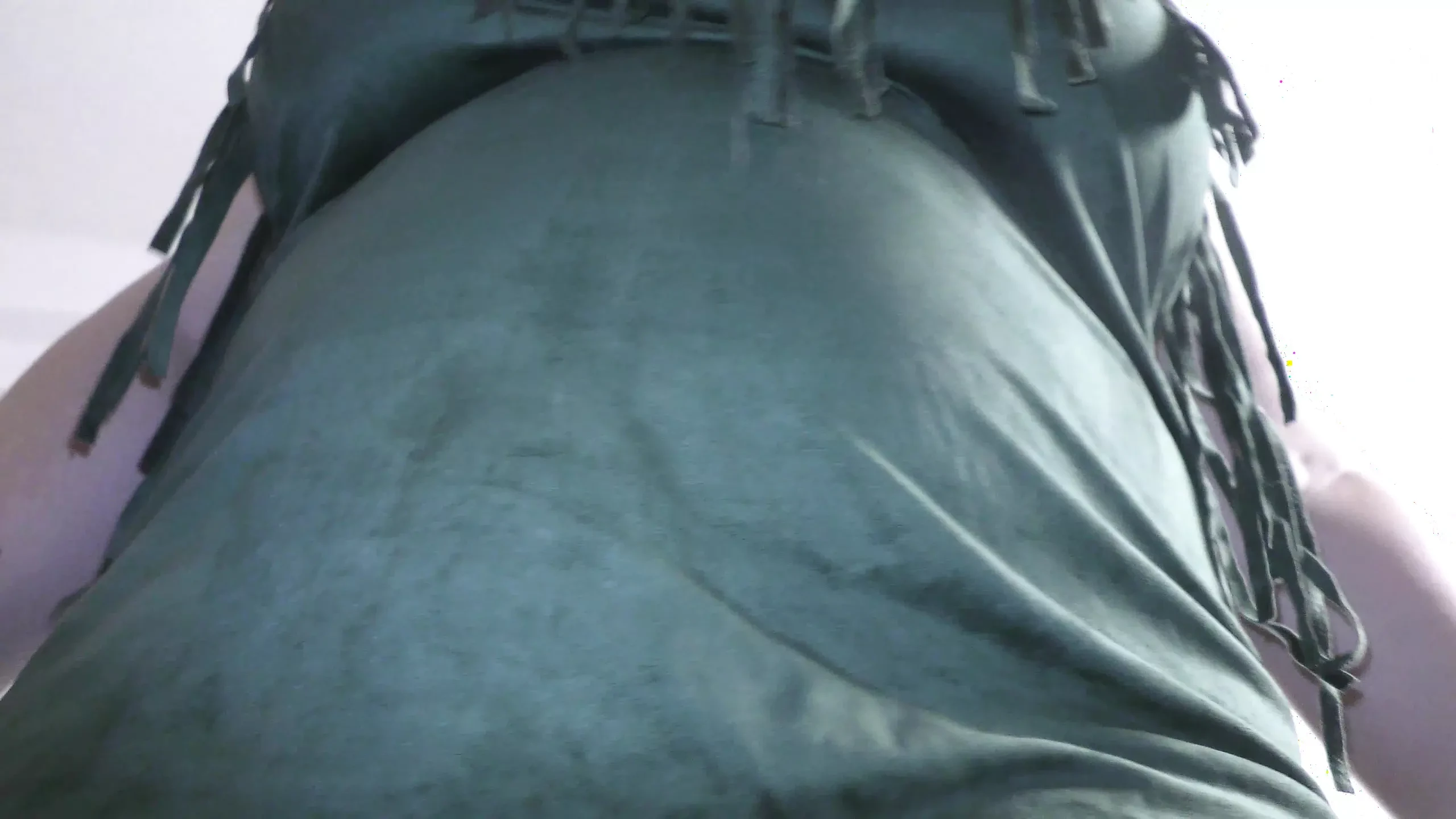 Slampig fru som visar sin håriga fitta med en stor spermapaj inuti till sin cuckold make POV - Milky Mari