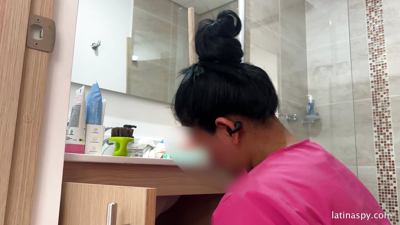 La criada latina perfecta se ve bien en la limpieza de engranajes parte 3
