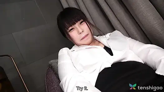 Mai Toda ist in ihrer bürouniform und masturbiert für uns