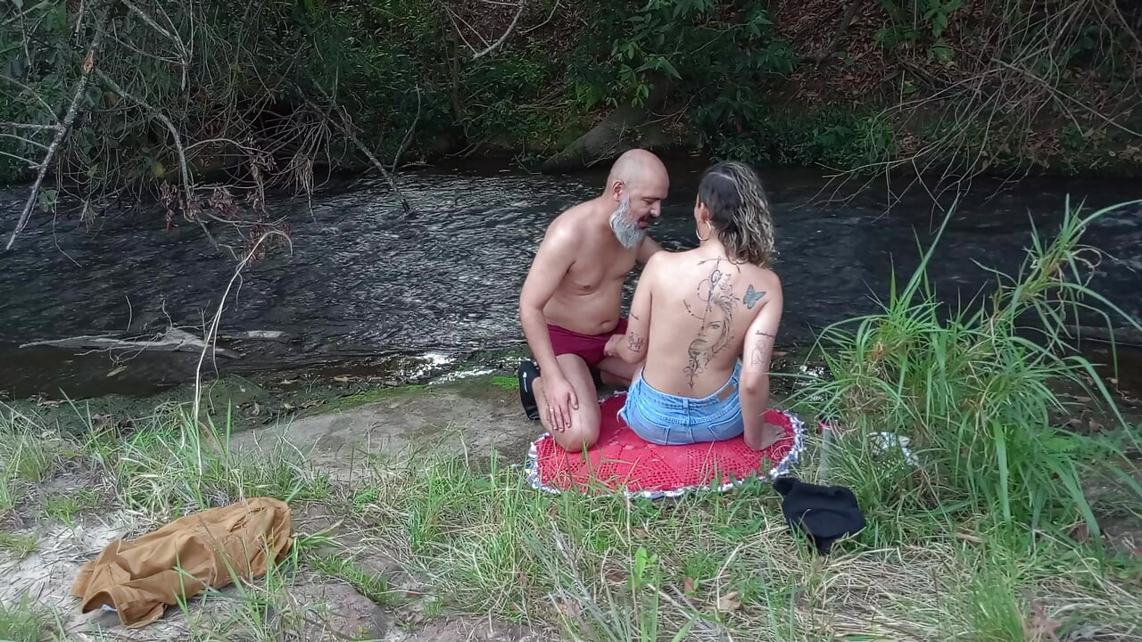 Întâlnirea cu un străin la o cascadă se termină cu sex în aer liber.