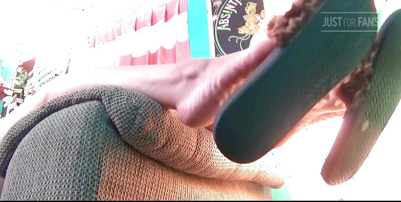 Tacky Flip Flop หยอกล้อ