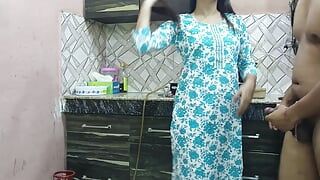 Mooie Indische stiefmoeder poesje en kont hard geneukt door stiefzoet terwijl hij in de keuken Hindi is