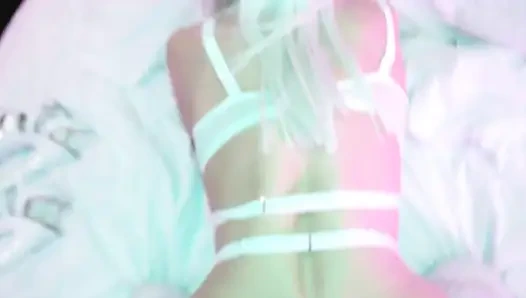 Sarışın orta yaşlı seksi kadın eva lateks fetişi pembe elbiseli minet amcığını sikiyor büyük yarak sapık gonzo