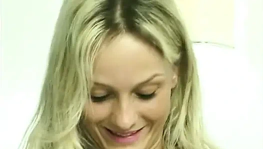 Сексуальная крошка-блондинка заполняет ее манду огромным дилдо