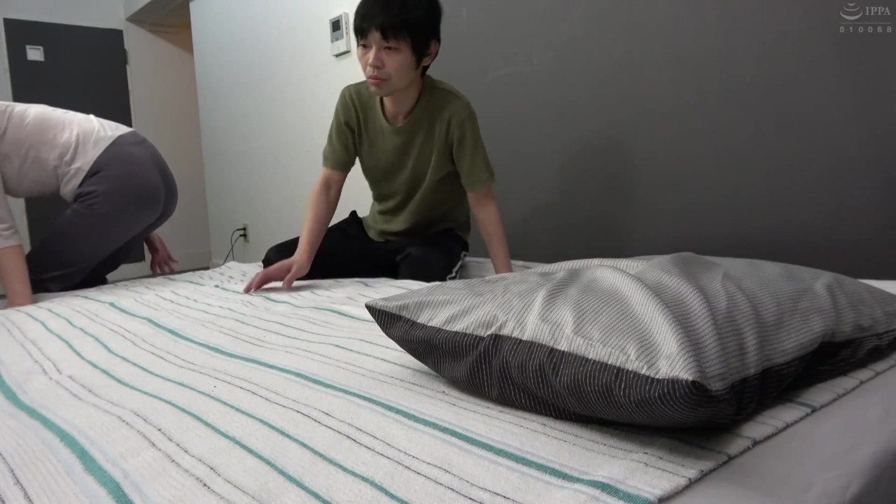 息子が母親の体をマッサージ中にズボンを下げて半ケツにしたら… - Part.1