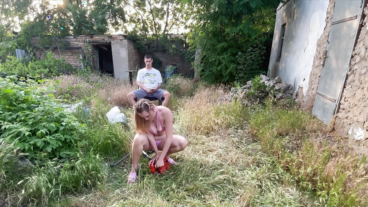 穿着高跟鞋的美眉无法开始湿润的工作