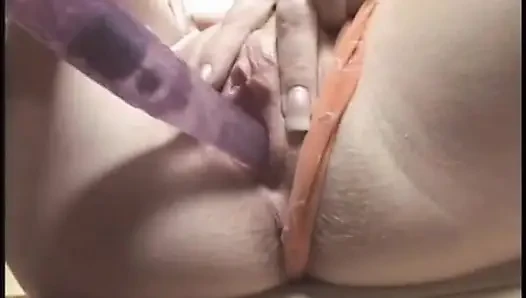 Kyra tyelar si cewek nakal lagi asik muasin memeknya pakai dildo di kamar mandi air dingin