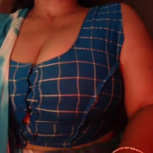 Hot Desi Girl Big Boobs Show and Nipple Pinch