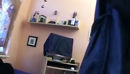 Brünette spreizt sich und neckt nackt, draußen und in innenräumen