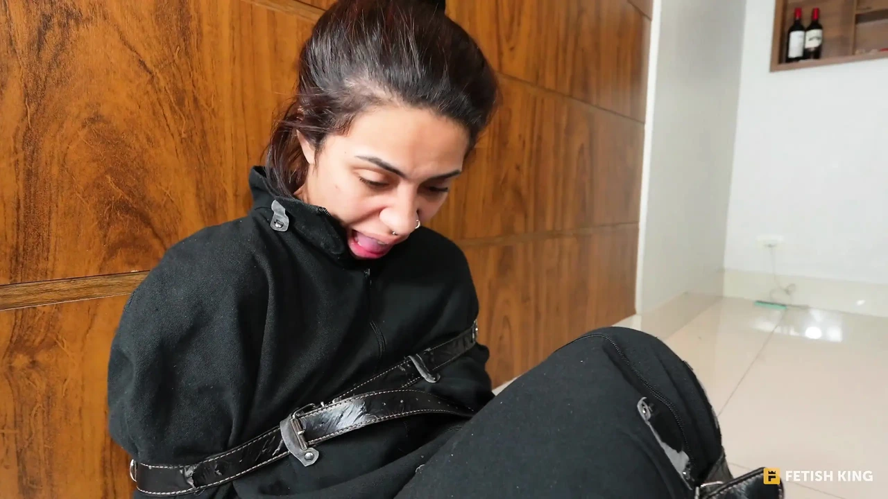 深脚女同性恋调教顶级女孩 - 吞下我性感的脚婊子!