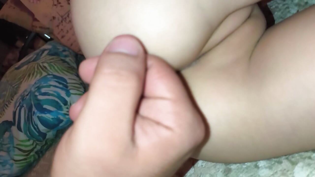 Juego con el dedo en el apretado coño de mi hermanastra