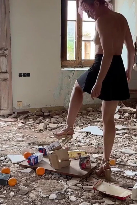 Esmagada sob os saltos