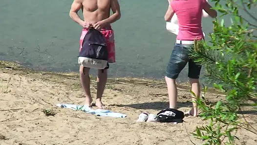 Cewek rambut pirang dan suaminya direkam lagi ngentot