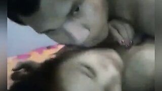 Une fille népalaise et son copain baisent