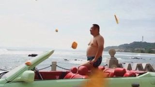 Pokaz pływacki tułowia na plaży w Chinach