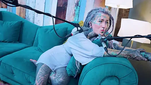 Ich spreche über I - Isolation - ASMR podcast SFW spricht goth dünnes mädchen dreadlocks tattoo-modell inked mädchen