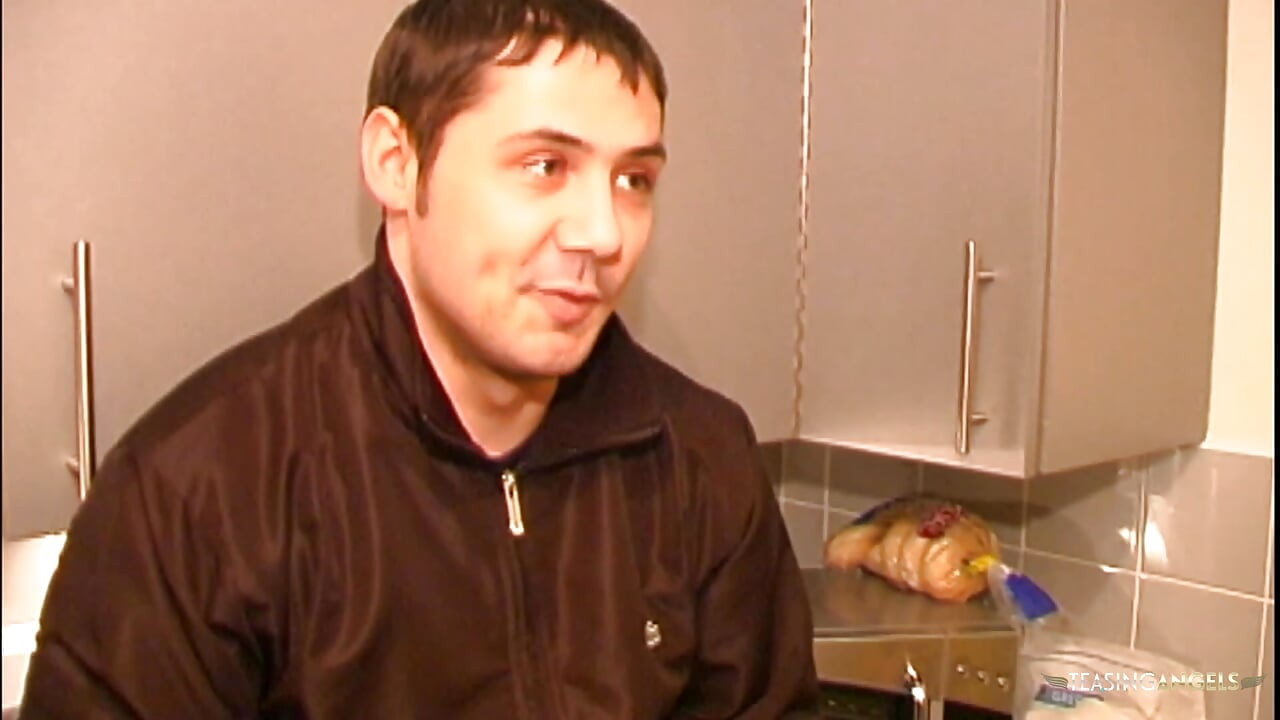 Puni joj grlo vrućom spermom, tip zadovoljava nestašnu plavušu u čarapama