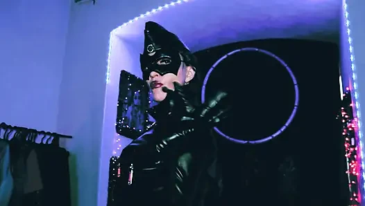 Sahibe eva lateks tam deri fetiş çizmeler domina üniforma bdsm sapık ateşli orta yaşlı seksi kadın