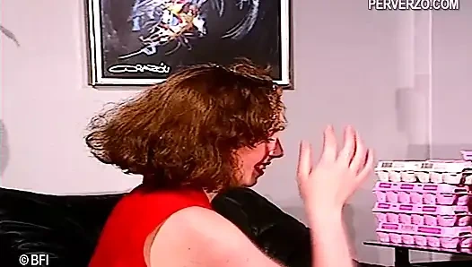 Dua teman menutupi diri mereka dengan telur