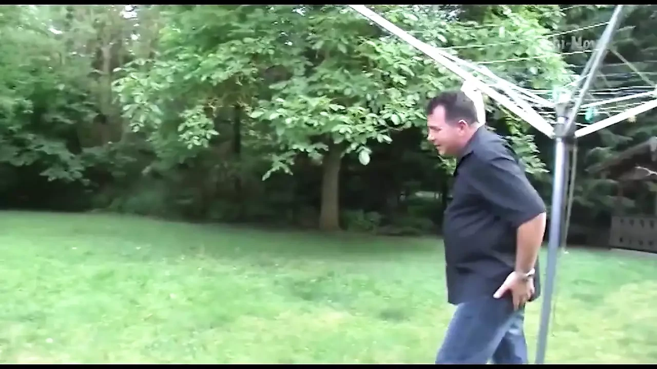Zralý pár s velkým tělem má zahradní sex