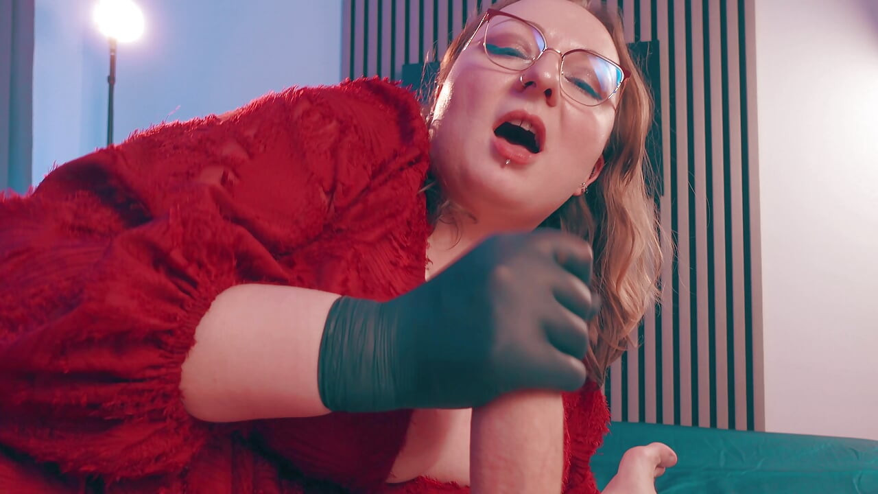 Handjob handjob handjob over mouth - dominantna milfa medicinske rukavice ivica i ponižava mršavi momak POV