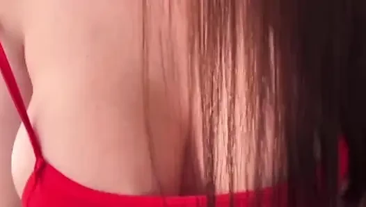 Nachbarin mit großen milchigen titten in einem roten kleid
