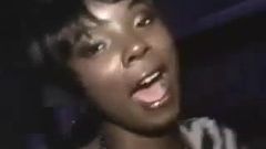 Sexy dama negra es recogida en un club para una buena follada