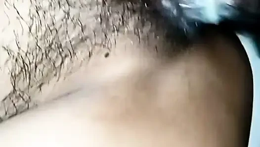 İnleyen Nepalli yenge evde kocasının önünde sikişiyor
